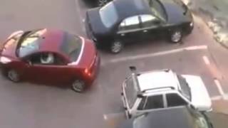 Otoparkta Uyanık Sürücünün Yaptığını Görünce Şaşkına Döneceksiniz