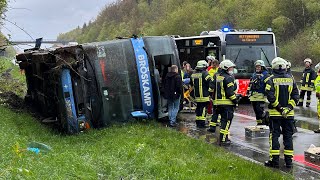 Reisebus verunglückt auf der A45 - alle Businsassen waren angeschnallt - Zeugen des Unfalls gesucht