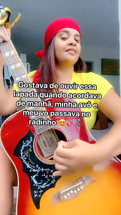 A violeira tocando essa lapada na porta de casa