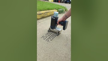 DOD large character handheld inkjet printer prints number information on the cement floor,