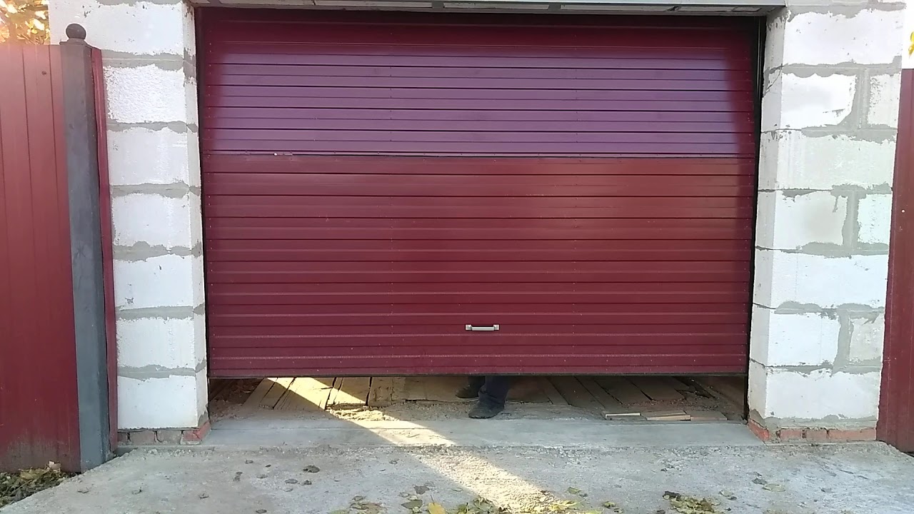 Подъёмные двух секционные ворота своими руками. - YouTube