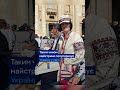 "Україна! Україна!": як Папа Римський відреагував на вишиванку в подарунок