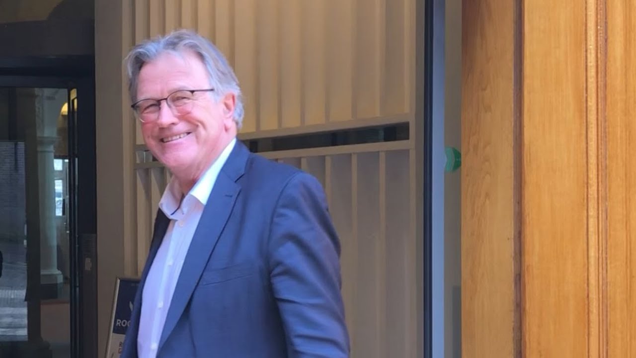 Doofpot-secretaris-generaal Siebe Riedstra ontmoet Huig Plug op het Binnenhof.