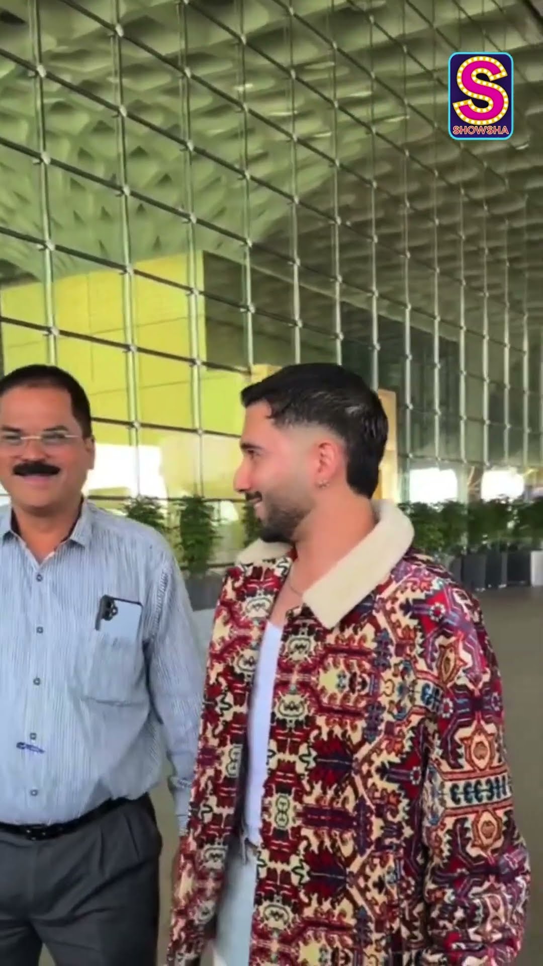 Orry’s Extravagant Jacket Steals The Show At The Mumbai Airport | Celebrity | Bollywood | N18S