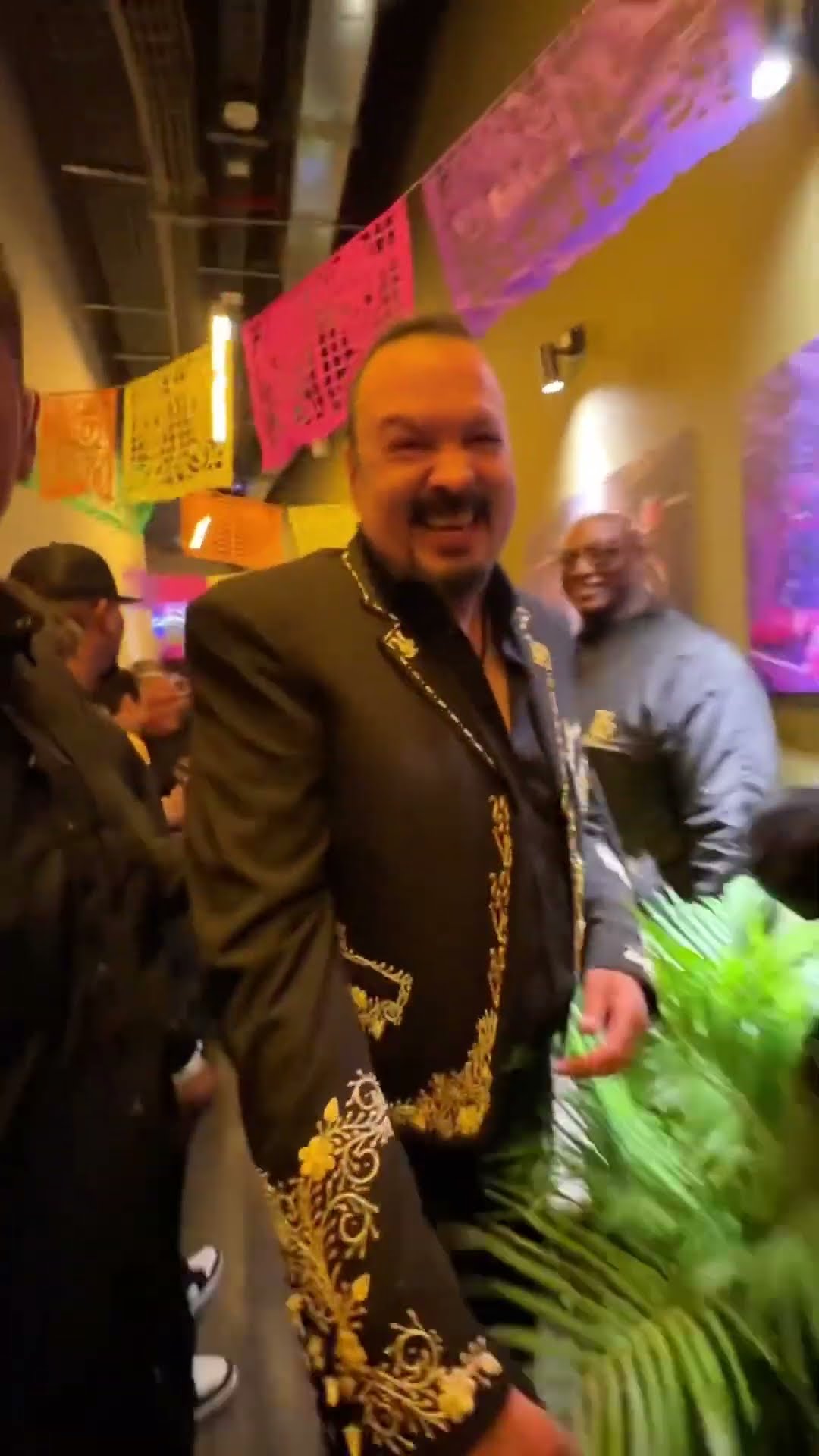 Despidiendo a mis amigos tras bambalinas después de la GRAN NOCHE EN BOGOTÁ!!! ????????