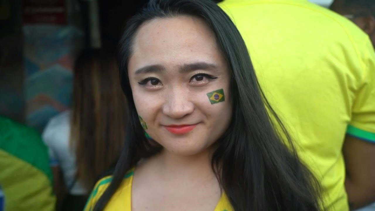 الأصفر والأخضر يطغيان على ملابس البرازيليين لمواكبة المنتخب الوطني لكرة القدم | AFP