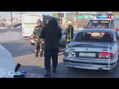 В центре Омска маршрутка врезалась в "Волгу"