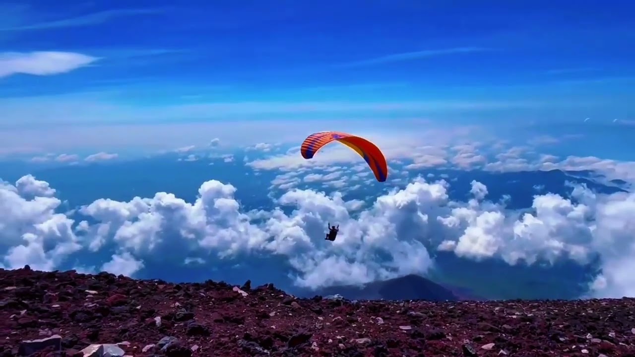 富士山　本七合目見晴館からお鉢巡り　山頂からパラグライダー