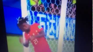 Ball hits Batshuayi on the face (funny)