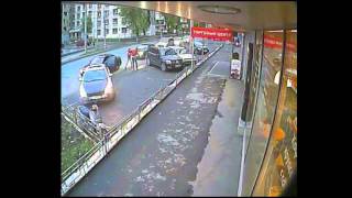 Женщина избивает водителя, в машину которого врезалась - Видео с камеры наблюдения(, 2015-06-04T10:45:18.000Z)