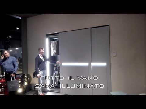 Video: Armadi Con Vetro (41 Foto): Modelli Con Ante Satinate, Cassetti E Illuminazione Per Ripiani In Vetro