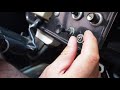 Comment mettre les essuie glaces sur une 2cv ?