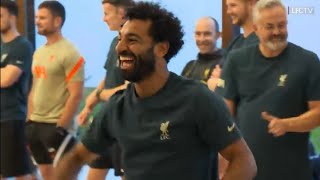 شاهد ردود افعال جنونية غير عادية ومضحكة جدا لـ محمد صلاح وهو يهزم جميع لاعبى ليفربول اليوم