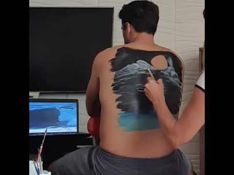 Pintando en la espalda de Javi