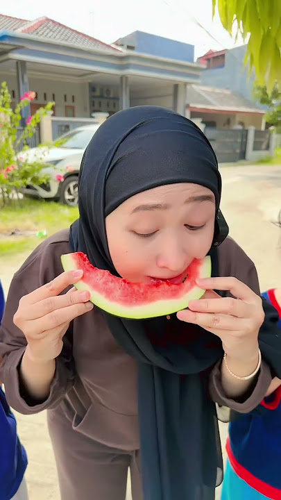 BALAP MAKAN BUAH SEMANGKA 🤣