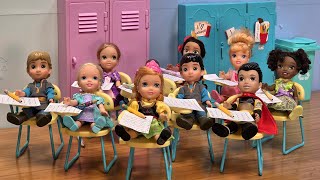 Download Lagu Who's the leader ? Elsa \u0026 Anna toddlers - who doesn't behave? Barbie is the teacher MP3