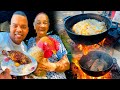 Matilde cocinando con su nieta lissette y hacen arroz con maz y pescado fritos