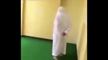 ‏أب يعلم ابنه القرآن الكريم ما أجمل صوته وصوت ابنه، ما شاء الله تبارك الله ..