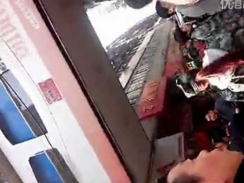 广东清远城管暴力犯众怒被群众包围 百警出动解围