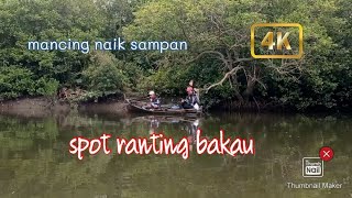 serunya mancing naik sampan perahu di pinggiran akar muara bakau