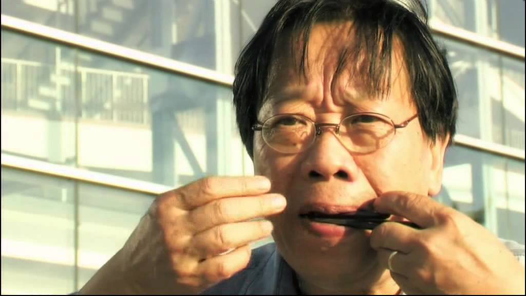 Trang Quang Hai talking through a Dan Moi Jew's Harp (Mundton)