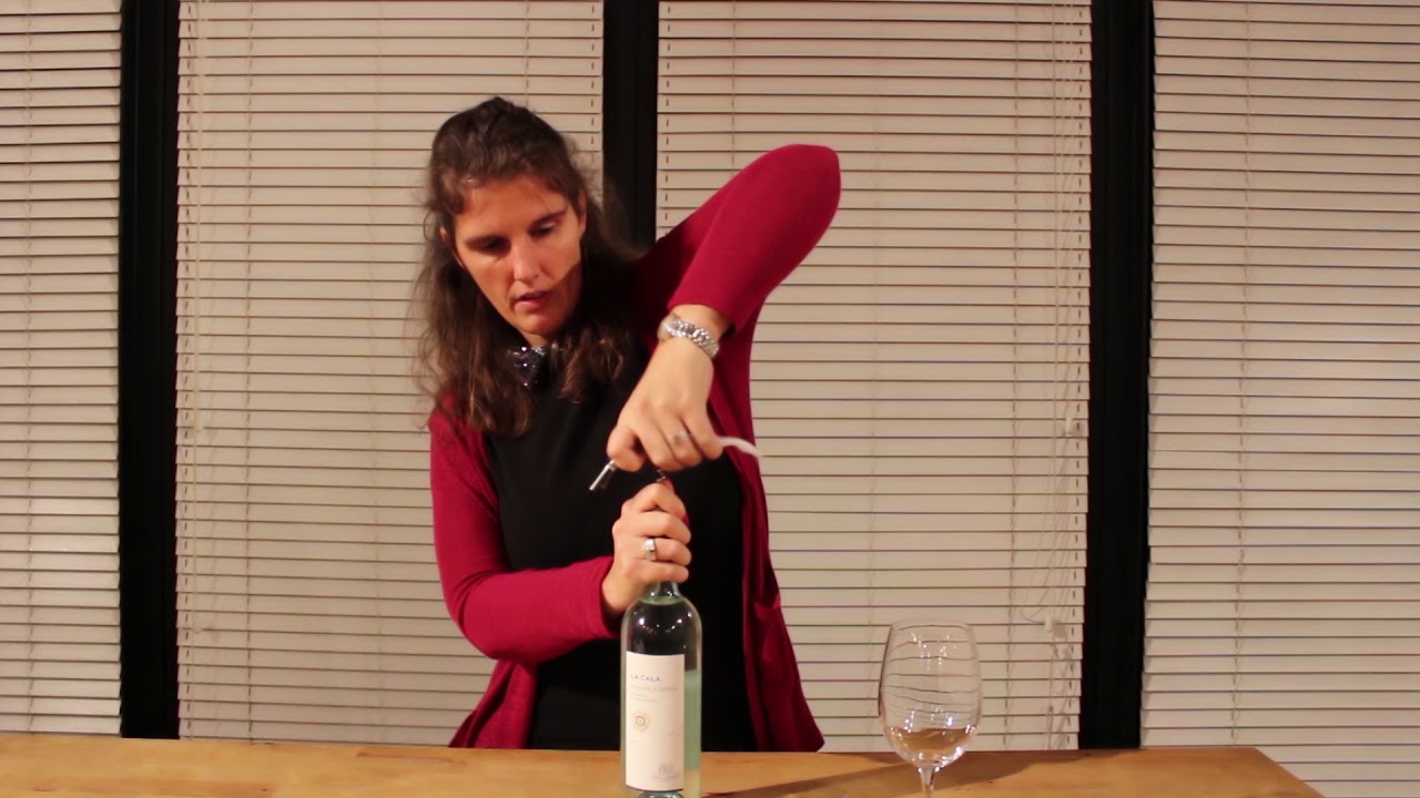 Hoe open je op de correcte manier een fles wijn | NOWJOBS - YouTube