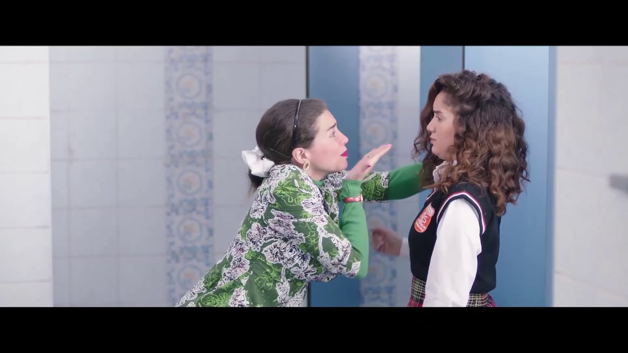 رد فعل بيسة لما قفشت طالبة بتشرب سجاير في حمام المدرسة 