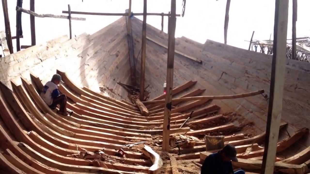 Phinisi Boat Building - YouTube
