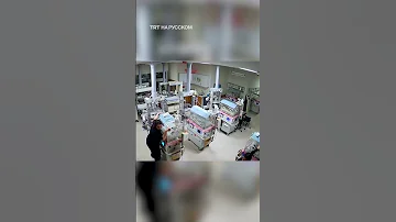 Момент мощного землетрясения в палате интенсивной терапии для новорожденных