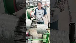Comment les travailleurs transforment le fil de fer galvanisé en rouleaux parfaitement organisés