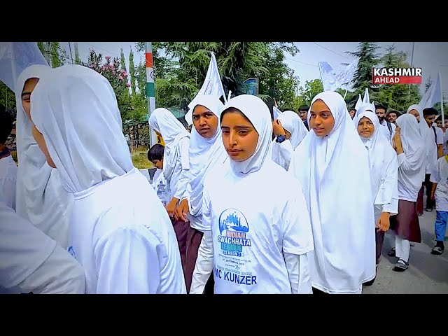 Small Children in Kunzer, Baramulla Gettig Aware to Uphold Cleanliness for a  Healthier India 