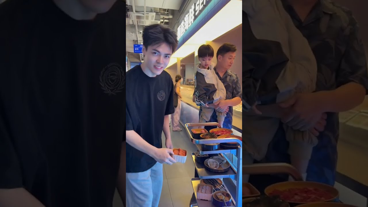 Lewen宝宝抱着潘爷爷吃饭很有爱！三代同堂温馨，潘爸像小跟班；Lewen Eating While Hugging Grandpa is Too Sweet! 3 Generations