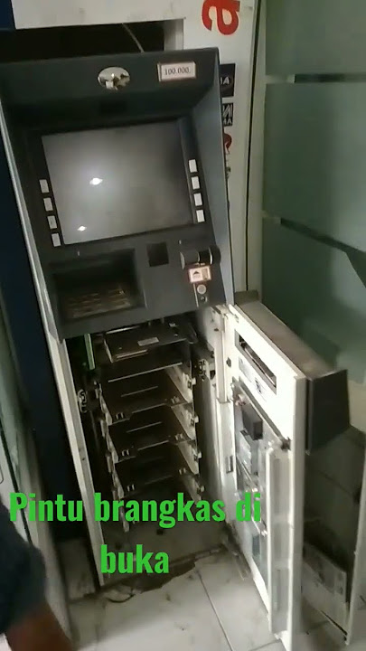 ketika pintu brangkas atm di buka.