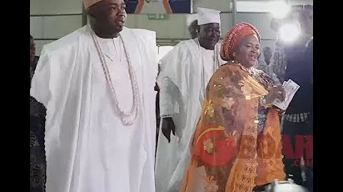 See Oba Elegushi Dancing With His Pretty Royal Mother At His Brother, Oyekan's Wedding