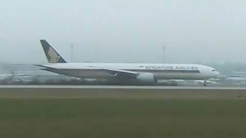 Boeing 777 landing goes wrong