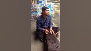 Siter gendhing Javanesa tocando yen ing tawang ono lintang