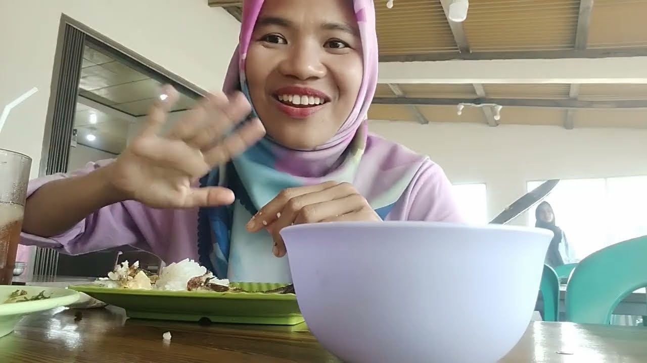 MAKAN PECEL LELE 