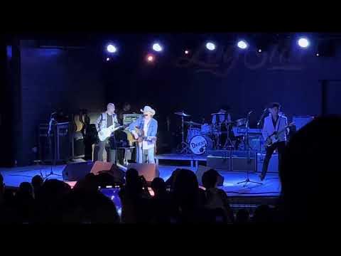 Dwight Yoakam Live in New Haven, Kentucky, “A Thousand Miles From ...