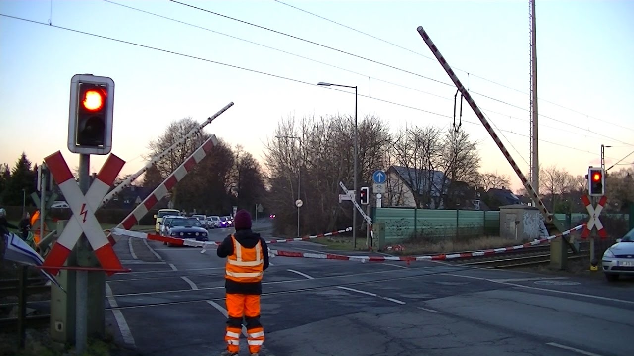 Spoorwegovergang Krefeld (D) // Railroad crossing // Bahnübergang