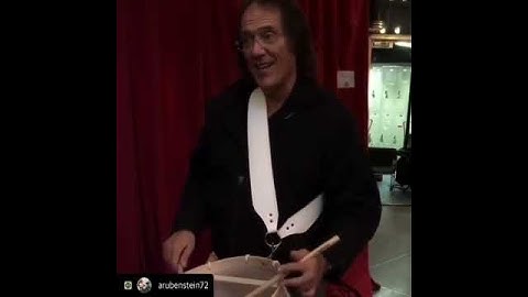 Vinnie Colaiuta plays a field snare drum ! ! !