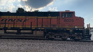 Awesome RL K5HLB Horn Action on BNSF 8025 north!