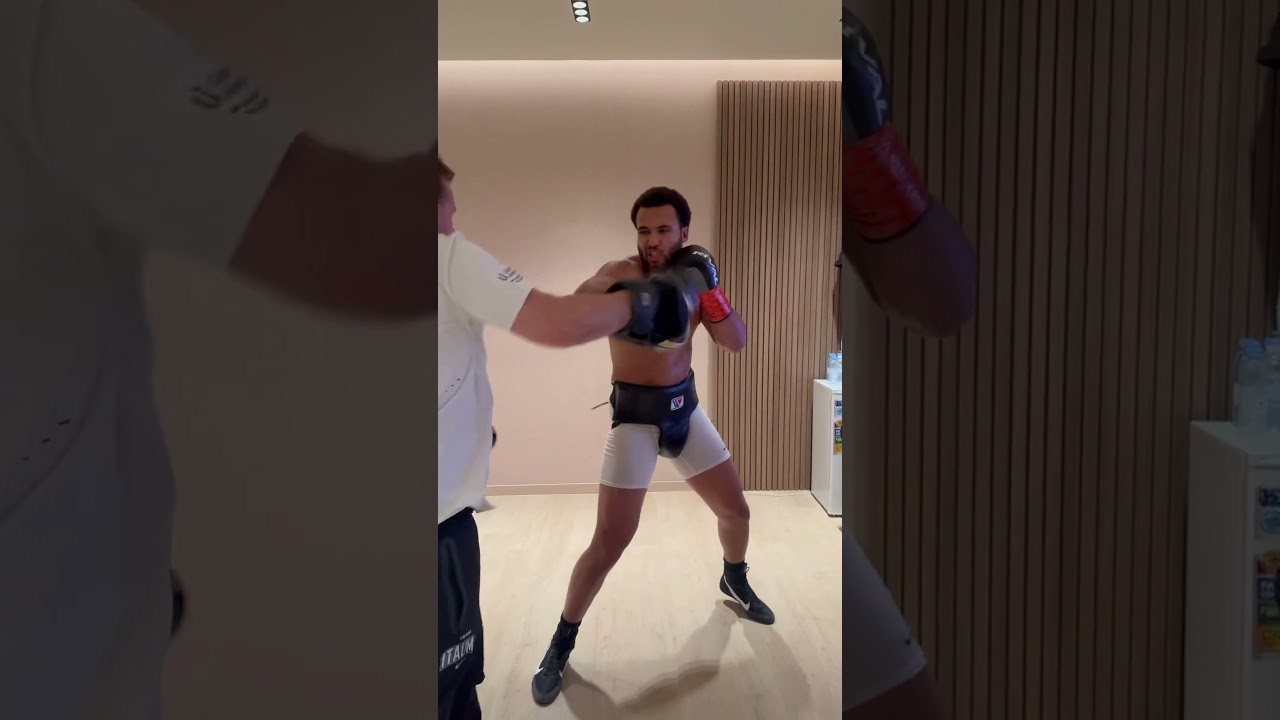 Мозес Итаума разминается перед боем с Диллианом Уайтом.