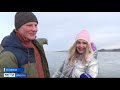 Слетаются со всей страны туристы, чтобы своими глазами увидеть прозрачный лёд Байкала