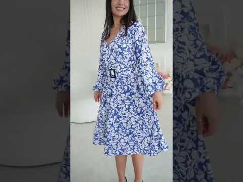 Біло-блакитне плаття з декольте на запах