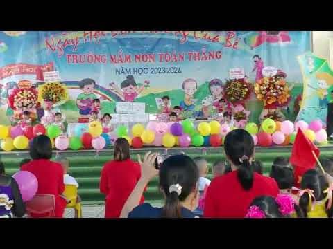 Bài múa Niềm vui đến trường của các bé 5 tuổi trong ngày hội đến trường của bé.