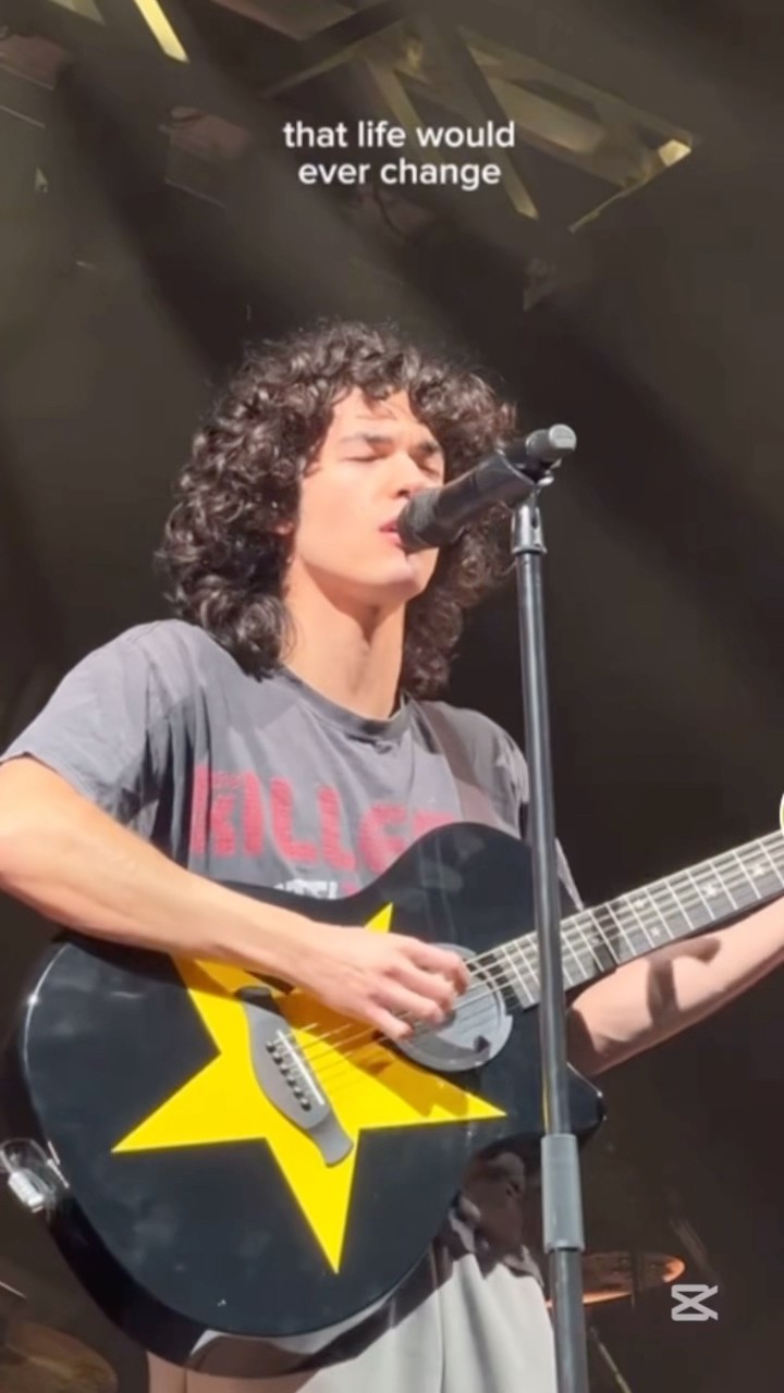 his hair looks so fluffy #foundheaven #coneheads #concert #conangray #tiktok #live