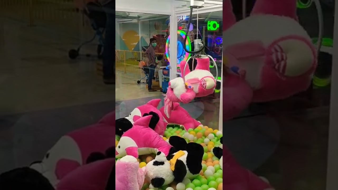 Capit boneka besar di Happytime Hartono Mall