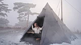 Ketakutan Tak Terlihat: 24 Jam Berkemah yang Direkam dalam Kabut Tebal