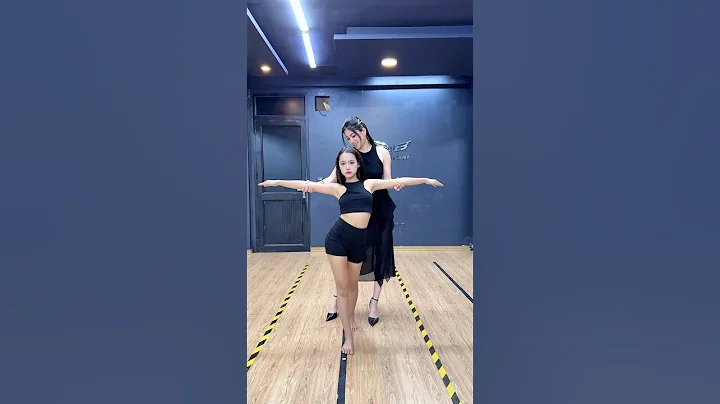 The difference when using the hips in walking ✨ Catwalk training for Hà Vy - 2013 #bybacademy thumbnail