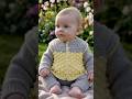 Gilet bébé jaune et gris en crochet, boutons fleurs. Fait main, doux et unique ! ✨ #artisanat #bebe